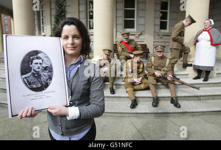 L'archiviste Avice-Claire McGovern tient une photo de son cousin Jack Jenkinson en tant que membres de l'Irish Great War Society prendre part à un photocall à la Bibliothèque nationale d'Irlande, Ce qui est attrayant pour les membres du public de numériser les souvenirs privés de la première Guerre mondiale à la bibliothèque le mercredi 21 mars. Banque D'Images