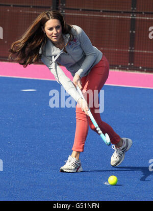 La duchesse de Cambridge joue au hockey avec les équipes de hockey de la Grande-Bretagne à la Riverside Arena, dans le parc olympique. Banque D'Images