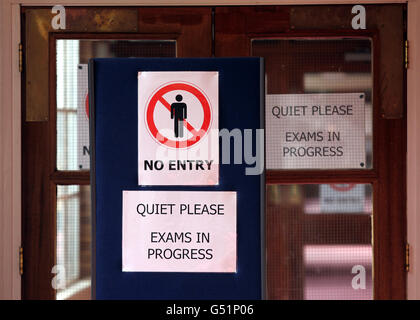 Examen de mathématiques en cours à l'école secondaire Pittville, Cheltenham. Banque D'Images