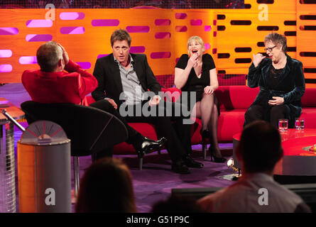 (Gauche - droite) Graham Norton, Hugh Grant, Joanna page et JO Brand pendant le tournage du Graham Norton Show aux London Studios, dans le sud de Londres, devant être diffusé sur BBC One vendredi soir.APPUYEZ SUR ASSOCIATION photo.Date de la photo: Jeudi 15 mars 2012.Le crédit photo devrait se lire comme suit : Ian West/PA Wire Banque D'Images