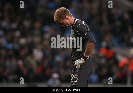 Football - UEFA Europa League - Round of 16 - second Leg - Manchester City v Sporting Lisbonne - Etihad Stadium.Joe Hart de Manchester City est abattu Banque D'Images