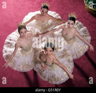 Le Ballet national anglais présente les quatre ballerines qui alternent dans le rôle vedette de la beauté du sommeil, portant le même tutus d'or. * (sens des aiguilles d'une montre de l'extrême gauche) Agnes Oaks d'Estonie; Monica Perego d'Italie; Tamara Rojo d'Espagne et Erina Takahashi du Japon. Pour la saison du Jubilé d'or de l'ENB, Sleeping Beauty sera une saison exclusive de deux semaines au Royal Albert Hall. Banque D'Images