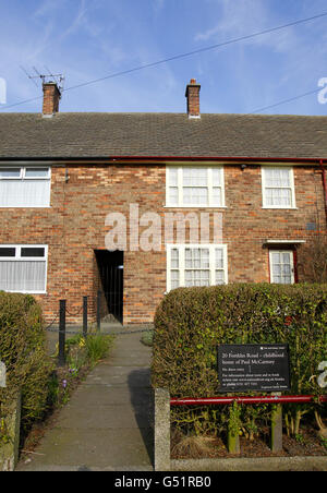 Vue générale du panneau à l'extérieur de la maison d'enfance de Sir Paul McCartney, sur le chemin Forthlin, Allerton, Liverpool. Banque D'Images