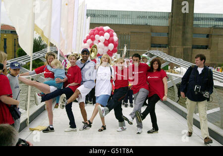 Célébrités (2e gauche à R) Heather Mills, le nouveau modèle d'amour de Sir Paul McCartney, Ben Onwukwe (rappeler de London Burning), Lisa Geoghan (Polly de The Bill), H de Steps et Chris Bisson de Coronation St. à l'opennig du pont du millénaire. * plus de 6000 personnes prennent part à une marche de 10 miles sponsorisée pour la charité Save the Children après être devenus les premiers membres du public à traverser le pont reliant St Paul à la Tate Modern. Banque D'Images