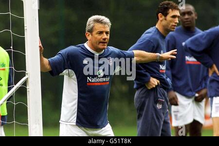 Kevin Keegan, directeur de l'Angleterre, lors d'une session d'entraînement au camp d'entraînement de l'Angleterre à Spa, en Belgique. L'Angleterre a commencé le compte à rebours final pour leur match d'ouverture de l'Euro 2000 contre le Portugal. Banque D'Images