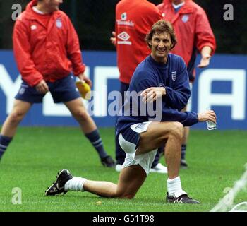 Cette image ne peut être utilisée que dans le contexte d'une fonction éditoriale. Centre d'Angleterre arrière Tony Adams s'étire pendant une session d'entraînement au camp d'entraînement d'Angleterre à Spa, Belgique. * l'Angleterre a commencé le compte à rebours final à leur match d'ouverture Euro 2000 contre le Portugal à Eindhoven. *24/08/00 l'entraîneur d'Angleterre Kevin Keegan a confirmé qu'Adams prendra la relève d'Alan Shearer comme capitaine d'Angleterre, avec sol Campbell nommé vice-capitaine. Banque D'Images