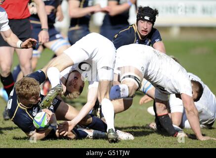 Rugby Union - internationale des moins de 18 ans - Écosse / Angleterre - Mansfield Park.Cameron Lawrie-Mackenzie, en Écosse, et Tom Stephenson, en Angleterre, se tusle pendant l'internationale des moins de 18 ans à Mansfield Park, à Hawick. Banque D'Images