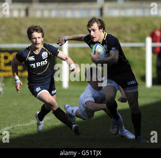 Rugby Union - internationale des moins de 18 ans - Écosse / Angleterre - Mansfield Park.Sam Pecquer, en Écosse, est attaqué par le Callum Braley, en Angleterre, lors de l'internationale des moins de 18 ans à Mansfield Park, à Hawick. Banque D'Images
