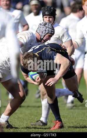 Rugby Union - internationale des moins de 18 ans - Écosse / Angleterre - Mansfield Park.Neil Herron en Écosse est attaqué par Steve Uren en Angleterre lors de l'internationale des moins de 18 ans à Mansfield Park, à Hawick. Banque D'Images