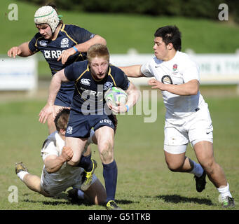 Rugby Union - internationale des moins de 18 ans - Écosse / Angleterre - Mansfield Park.Le Callum Irvine d'Écosse est attaqué par Javiah Pohe et Sam Olver d'Angleterre pendant le moins 18's International à Mansfield Park, Hawick. Banque D'Images