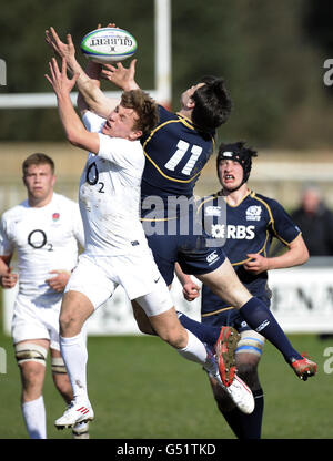Rugby Union - internationale des moins de 18 ans - Écosse / Angleterre - Mansfield Park.Shaun MacDonald, en Écosse, et Callum Braley, en Angleterre, s'affrontent lors de l'internationale des moins de 18 ans à Mansfield Park, à Hawick. Banque D'Images