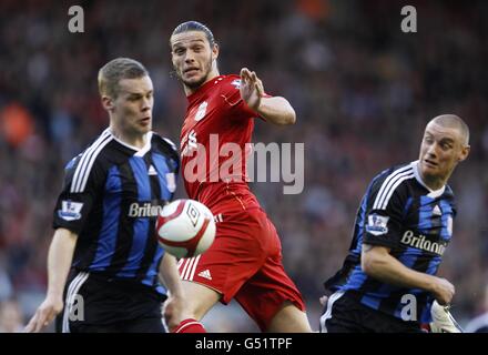 Andy Carroll de Liverpool est le Ryan Shawcross de Stoke City gagne le ballon devant lui Banque D'Images