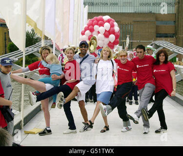 Célébrités (de la 2e gauche à la R) Heather Mills, le nouveau modèle d'amour de Sir Paul McCartney, Ben Onwukwe (Recall from London's Burning), Lisa Geoghan (Polly from the Bill) et H from Steps, dans l'ancien pennig public du spectaculaire pont du millénaire de Londres. * plus de 6000 personnes prennent part à une marche sponsorisée de 10 milles pour l'organisme de bienfaisance Save the Children après être devenus les premiers membres du public à traverser le pont reliant St Paul à la Tate Modern. Banque D'Images