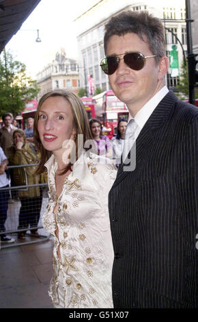 L'artiste britannique Sam Taylor-Wood arrive avec son mari, le propriétaire de la galerie Jay Jopling, pour le dévoilement officiel de la photo panoramique de Taylor-Wood de 900 pieds sur 60 pieds couvrant toute la façade du magasin Selfridges de Londres.* dans l'œuvre d'art, le musicien Elton John est représenté comme le dieu du shopping. Banque D'Images