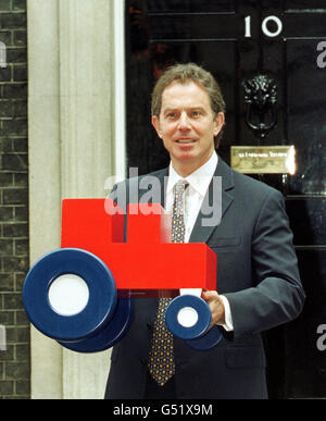 Le Premier ministre Tony Blair est propriétaire d'un tracteur modèle de représentants de l'industrie alimentaire, à l'extérieur du 10 Downing Street, à Londres.Le tracteur, semblable au logo de la British Farm Standard, apparaîtra sur les aliments pour indiquer qu'il a été produit selon les normes spécifiées. Banque D'Images