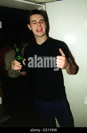 L'acteur Danny Dyer célèbre l'hymne de l'Euro 2000 d'Angleterre, Jérusalem, penned par le groupe à la suite de leur hymne non officiel de la coupe du monde, Vindaloo, lors d'une fête au Groucho Club de Londres. * l'équipe Fat les travaillera avec future Forests pour planter des forêts à travers le pays pour absorber le dioxyde de carbone produit de la fabrication du CD de Jérusalem et le transformer en oxygène, a dit le groupe. Banque D'Images