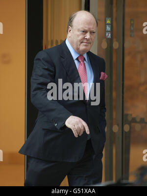 Derek Quinlan quitte le Rolls Building à la High court, dans le centre de Londres, dans le cadre d'un litige entre Paddy McKillen, promoteur de Belfast, et les Barclay Brothers. Banque D'Images