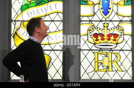 L'artiste John Reyntiens dans le Westminster Hall au Palais de Westminster avec la vitrail qu'il a conçu pour le Jubilé de diamant de la Reine. Banque D'Images