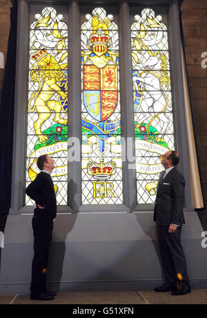 John Reyntiens, artiste de Window (à gauche), avec Michael Ellis, député de Northampton (à droite), dans le Westminster Hall, au Palais de Westminster, avec la fenêtre en vitraux commandée pour le Jubilé de diamant de la Reine. Banque D'Images