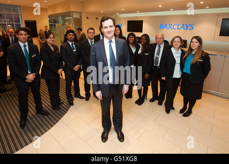 Le chancelier George Osborne fréquente une succursale de la Barclays Bank, dans le sud de Londres, alors qu’il lance le National Loan Guarantee Scheme (NLGS). Banque D'Images