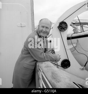 L'homme d'affaires britannique Alan Pegler, propriétaire du célèbre locomoteur à vapeur The Flying Scotsman et président du Festiniog Railway au nord du pays de Galles, vu à bord d'un navire à Southampton, après être revenu de San Francisco. Banque D'Images