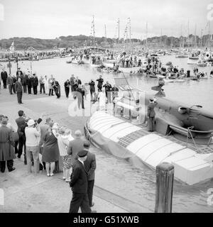 La reine Elizabeth II embarque à bord d'un aéroglisseur pour faire le voyage vers le continent à la fin de sa visite à l'île de Wight. Banque D'Images