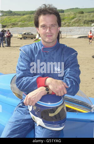 Le conducteur Don Wales, petit-fils de Sir Malcolm Campbell, à Pendine Sands à Carmarthenshire, au pays de Galles, avant de tenter de battre le record de vitesse terrestre du Royaume-Uni dans un véhicule électrique de 125 ch appelé Bluebird Electric.* il va essayer de suivre les traces de son grand-père célèbre, qui a établi trois records de vitesse terrestre dans les années 1920, sur le même site que la nouvelle tentative de record. Banque D'Images