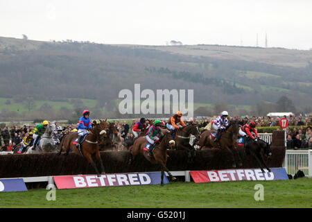 Courses hippiques - 2012 Cheltenham Festival - quatrième jour - Cheltenham Racecourse.Les coureurs et les coureurs font la course dans les premières étapes de la coupe du défi Christie's Foxhunter Chase Banque D'Images