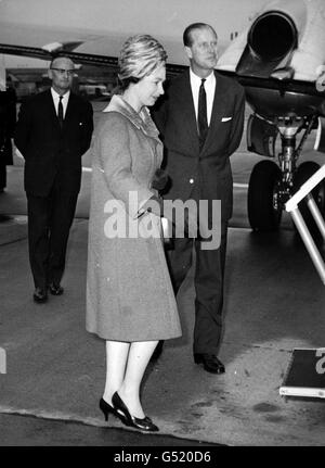 La reine Elizabeth II et le duc d'Édimbourg embarquant à bord d'un avion Andover du Queen's Flight à l'aéroport d'Heathrow pour prendre l'avion jusqu'à la gare RAF de Manston, Kent. Banque D'Images
