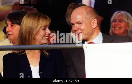 Le chef conservateur William Hague avec son épouse Ffion assiste à la 13e Chambre des Lords contre le Tug de la Chambre des communes sur Abingdon Green, en face de la Chambre des communes, Londres. Les Lords ont gagné leur revanche pour mettre fin au principe héréditaire. * en les écrasant pour la 13ème fois courant au remorqueur de la guerre. L'événement annuel - l'un des moments les plus légers de l'année politique - a attiré des dizaines de spectateurs alors que des pairs et des députés se battaient pour la suprématie hors du Parlement. Tout l'argent recueilli cette année servira à aider les personnes atteintes du cancer. Banque D'Images