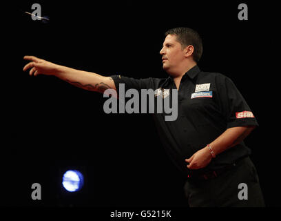 Fléchettes - McCoys Premier League - O2 Arena.Gary Anderson en action contre Raymond Van Barneveld pendant la première ligue de McCoy Darts à l'O2 Arena, Dublin, Irlande. Banque D'Images