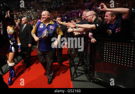 Andy Hamilton se rend sur scène pendant les fléchettes de la première ligue de McCoy à l'O2 Arena, Dublin, Irlande. APPUYEZ SUR ASSOCIATION photo. Date de la photo: Jeudi 22 mars 2012. Le crédit photo devrait se lire comme suit : Niall Carson/PA Wire. Banque D'Images