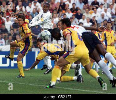 Paul Ince et Alan Shearer en Angleterre regardent sol Campbell plonger pour le ballon lors de leur match Euro 2000 à Charleroi. Banque D'Images