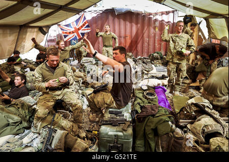 Les soldats du 7e peloton de la Compagnie C 1er Bataillon le Royal Regiment de la princesse de Galles appellent pour des limaces de glace alors qu'ils sont entassés dans une tente pour vérifier leurs armes, Kit et munitions en vue de rentrer à la fin de leur excursion depuis la base de patrouille (PB) Clifton, à la tête de la route Sefton, Là où le PB très occupé voit de fréquents contacts ennemis lors de patrouilles dans l'est où les talibans ont encore un bastion sur la zone verte dans le district de Deh Adam Khan dans la province de Helmand, en Afghanistan. Banque D'Images