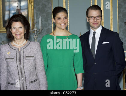 (À partir de la gauche) la reine Silvia, la princesse de couronne Victoria et son mari le prince Daniel posent pour des photographies lors de la visite du prince de Galles et de la duchesse de Cornouailles au Palais Royal de Stockholm, alors qu'ils poursuivent leur visite de la Scandinavie. Banque D'Images