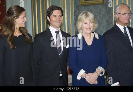 (À partir de la gauche) la princesse Madeleine, le prince Carl Philip, la duchesse de Cornouailles et le roi Carl Gustav posent pour des photographies lors de la visite du prince de Galles et de la duchesse de Cornouailles au Palais Royal de Stockholm, alors qu'ils poursuivent leur tournée en Scandinavie. Banque D'Images