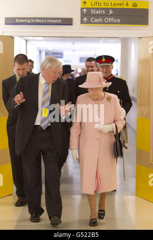 La reine Elizabeth II marche lors de l'ouverture officielle de l'hôpital Royal Manchester pour enfants, de l'hôpital Manchester Royal Eye, de l'hôpital Saint Mary's et d'une nouvelle aile à l'infirmerie Manchester Royal, où elle rencontre également le personnel et les patients et écoute un travail musical spécialement commandé. Banque D'Images