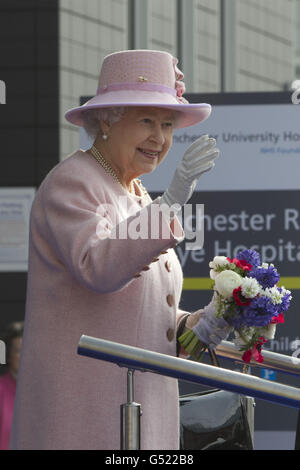 La reine Elizabeth II lors de l'ouverture officielle de l'hôpital Royal Manchester pour enfants, de l'hôpital Manchester Royal Eye, de l'hôpital Saint Mary's et d'une nouvelle aile à l'infirmerie Manchester Royal, où elle rencontre également le personnel et les patients et écoute une œuvre musicale spécialement commandée. Banque D'Images