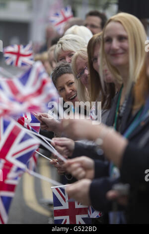 Les membres du public attendent de saluer la reine Elizabeth II lors de l'ouverture officielle de l'hôpital Royal Manchester pour enfants, de l'hôpital Manchester Royal Eye, de l'hôpital Saint Mary's et d'une nouvelle aile à l'infirmerie Manchester Royal, où elle rencontre également le personnel et les patients et écoute une œuvre musicale spécialement commandée. Banque D'Images