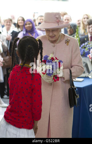 Yosand Asehew, neuf ans, a donné un bouquet de fleurs à la reine Elizabeth II lors de l'ouverture officielle de l'hôpital Royal Manchester pour enfants, de l'hôpital Manchester Royal Eye, de l'hôpital Saint Mary's et d'une nouvelle aile à l'infirmerie royale de Manchester, où le monarque rencontre également le personnel et les patients et écoute une œuvre musicale spécialement commandée. Banque D'Images