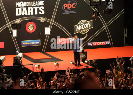 Fléchettes - McCoys Premier League - O2 Arena. Kevin Painter se tient devant la foule Banque D'Images