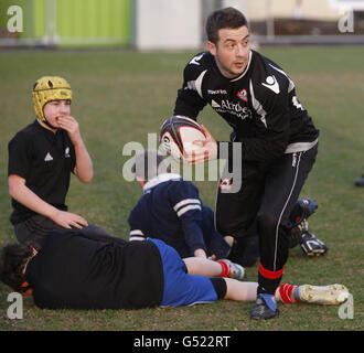 Rugby Union - RaboDirect PRO12 - Edinburgh Rugby / Newport-Ggone Dragons - Murrayfield Stadium.Greig Laidlaw d'Édimbourg avec des enfants participant à une séance de formation sur les terrains reculés du stade Murrayfield d'Édimbourg. Banque D'Images