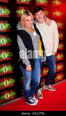 Sam Faiers et Kirk Norcross de la seule voie est Essex à la nouvelle attraction Nemesis Sub-Terra à Alton Towers, Staffordshire. Banque D'Images