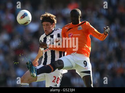 Football - Barclays Premier League - West Bromwich Albion / Newcastle United - The Hawthorns.Papiss Cisse de Newcastle United (à droite) et Billy Jones de West Bromwich pour la bataille du ballon Banque D'Images