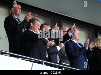 Football - Barclays Premier League - West Bromwich Albion / Newcastle United - The Hawthorns.Mike Ashley, propriétaire de Newcastle United (à gauche) et Derek Llambias, directeur général, donnent un pouce Banque D'Images