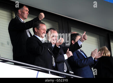 Football - Barclays Premier League - West Bromwich Albion / Newcastle United - The Hawthorns.Mike Ashley, propriétaire de Newcastle United (à gauche) et Derek Llambias, directeur général, applaudissent les joueurs Banque D'Images