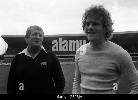 Andy Gray, attaquant international écossais de la Villa Aston, qui devrait signer pour Wolverhampton Wanderers dans le cadre d'une transaction de transfert en 1,469,500, est rejoint par le directeur John Barnwell lors d'une visite au terrain de Molineux du club. Banque D'Images