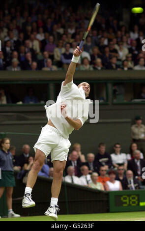 PAS D'UTILISATION COMMERCIALE : Andre Agassi en action contre Todd Martin, l'américain, pendant les championnats de tennis de pelouse à Wimbledon. Banque D'Images