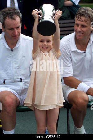 Anna, fille de John Mc Enroe, détient le trophée de son père après sa victoire sur Bjorn Borg (à droite) après son match de tennis de charité au Palais de Buckingham.* le duc de York a organisé l'événement de tennis de charité pour recueillir des fonds pour la campagne de plein arrêt de la Société nationale pour la prévention de la cruauté envers les enfants (NSCPC).Voir PA Story ROYAL tennis.PA photo/ Jonny Evans REUTERS Banque D'Images