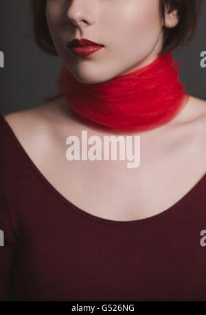 Closeup portrait d'une jeune femme avec ruban rouge autour du cou Banque D'Images